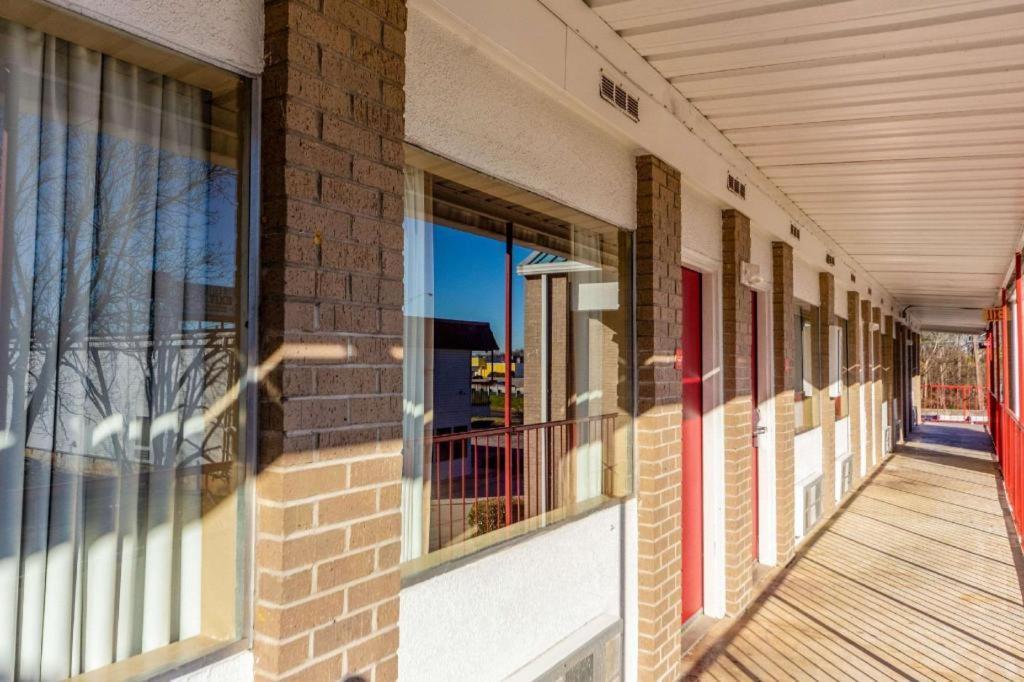 Econo Lodge Меридиан Экстерьер фото